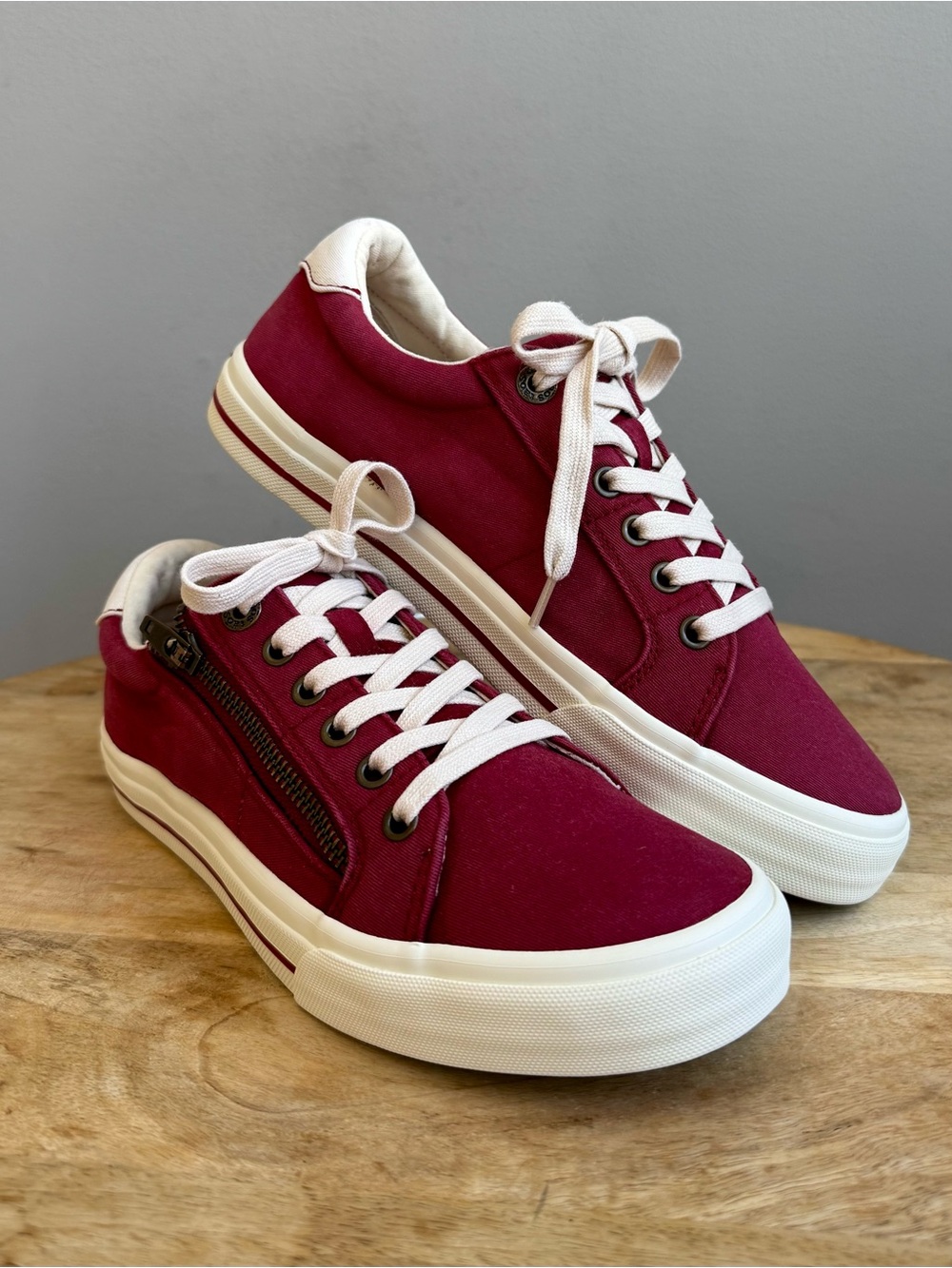 Taos Z Soul Canvas Side Zip Sneakers Burgundy Red Maroon Women's Size 8.5